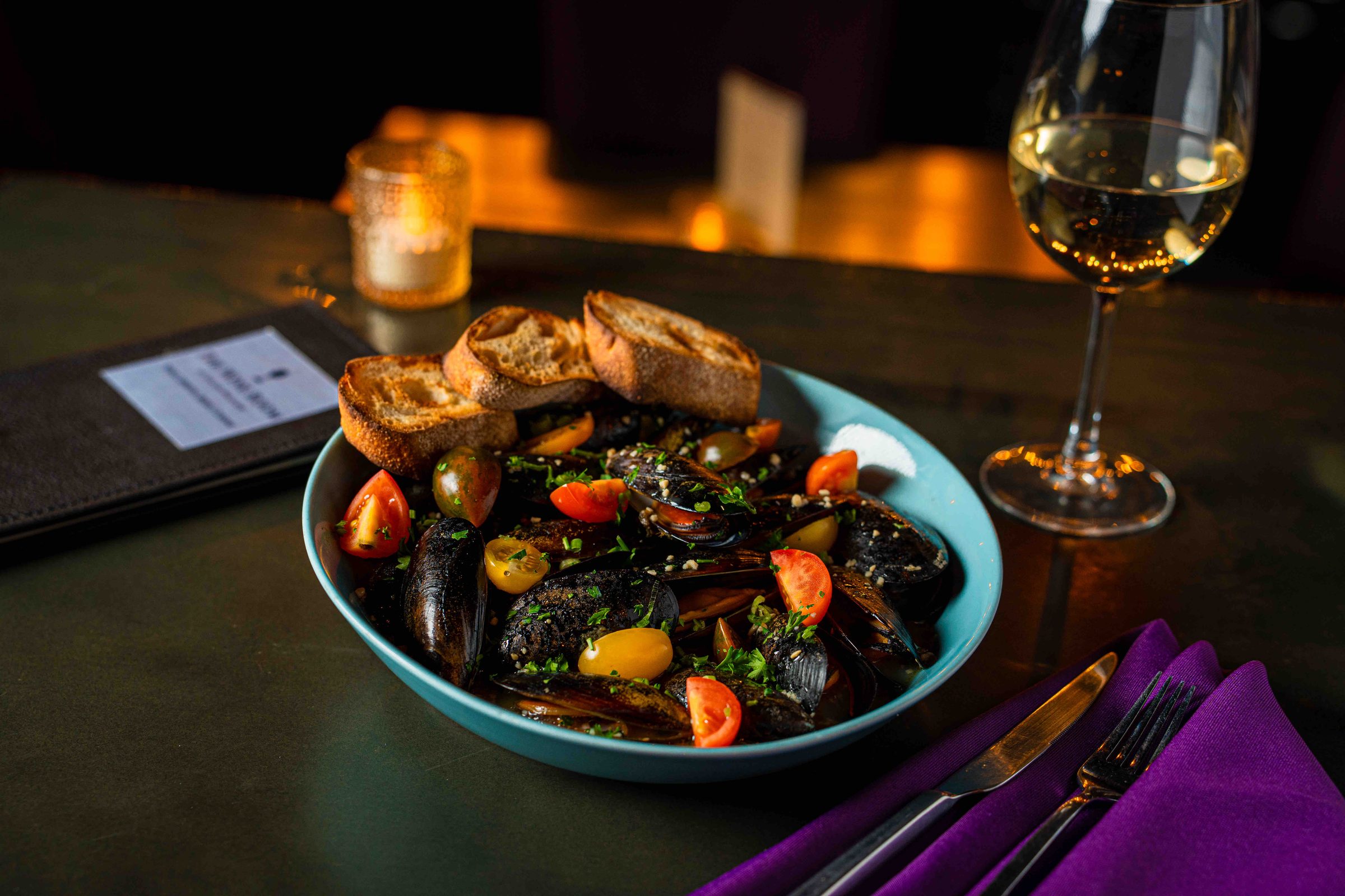Mussels with grilled bread